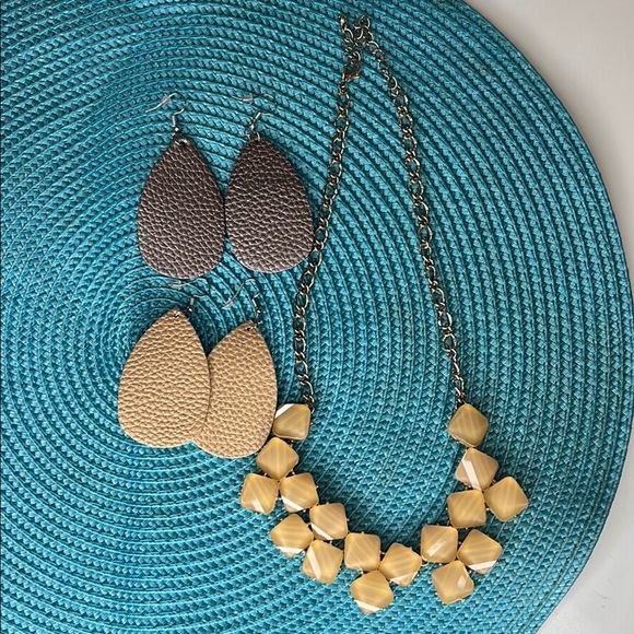 Geometric Necklace and Earrings Set, Beige and Metallic Grey Copper.Muted colors - Picture 5 of 10